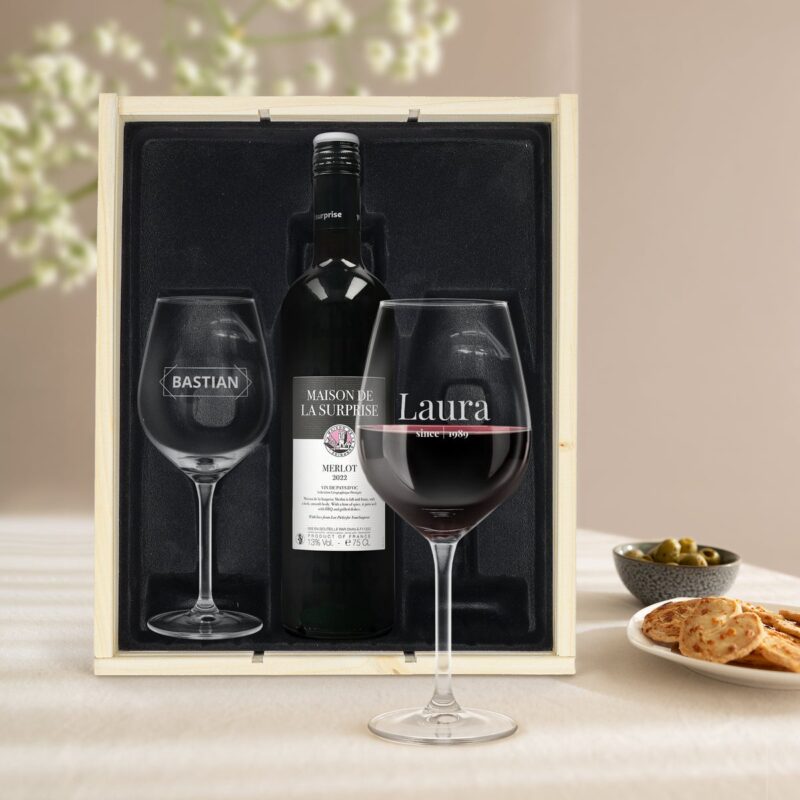 Geschenkset Wein Maison de la Surprise Merlot mit 2 Gläsern mit Gravur