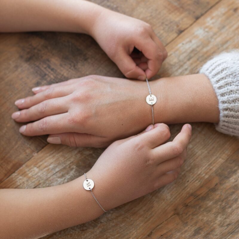 Bild von   mutter tochter armband mit grajpg | 🌟 Gravur nach Wunsch 🪄