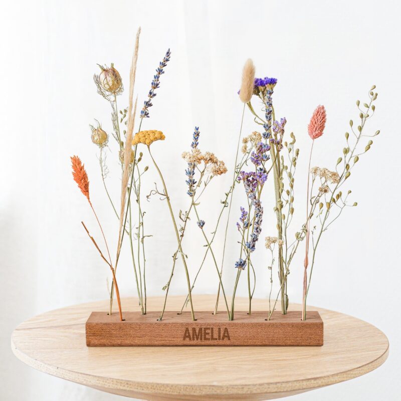 Bild von Flowerbar Trockenblumen in Holzleiste mit Gravur | 🔮 Gravur nach Wunsch 🌟