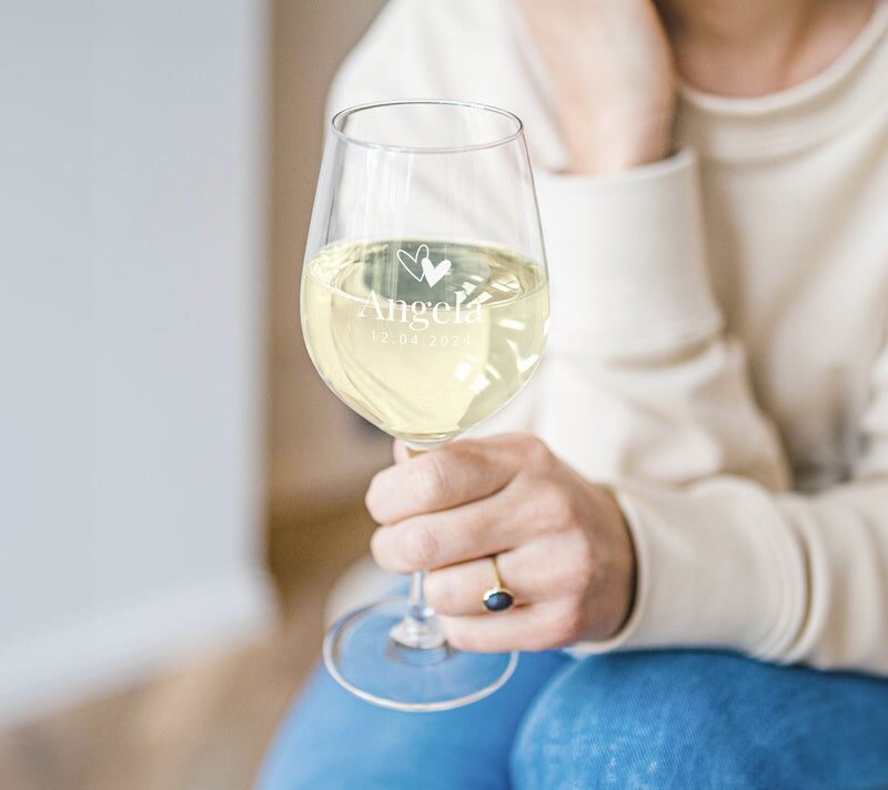 Bild von   weissweinglas mit gravur  stjpg | 🌟 Gravur nach Wunsch 🪄