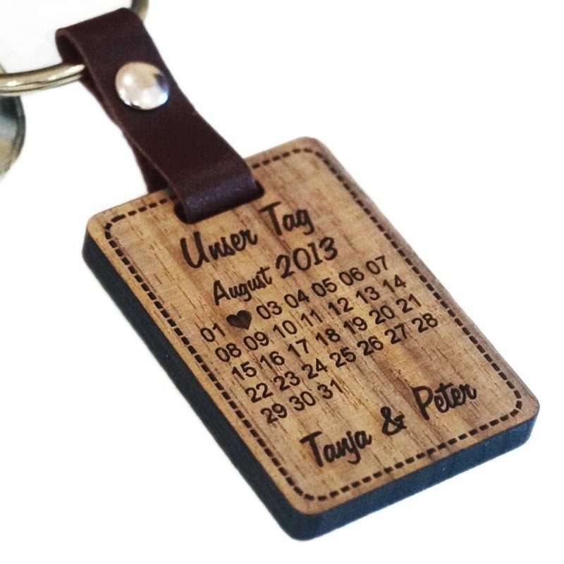 Bild von Holz Schlüsselanhänger mit Gravur Kalender Unser Tag Nussbaum | 🔮 Gravur nach Wunsch 🌟