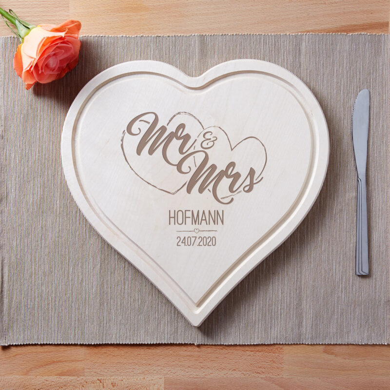 Bild von   mr und mrs holzbrett in herzjpg | 🌟 Gravur nach Wunsch 🪄