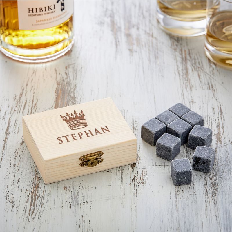 Bild von Whiskysteine in edler Holzbox mit Gravur Große Krone | 🔮 Gravur nach Wunsch 🌟