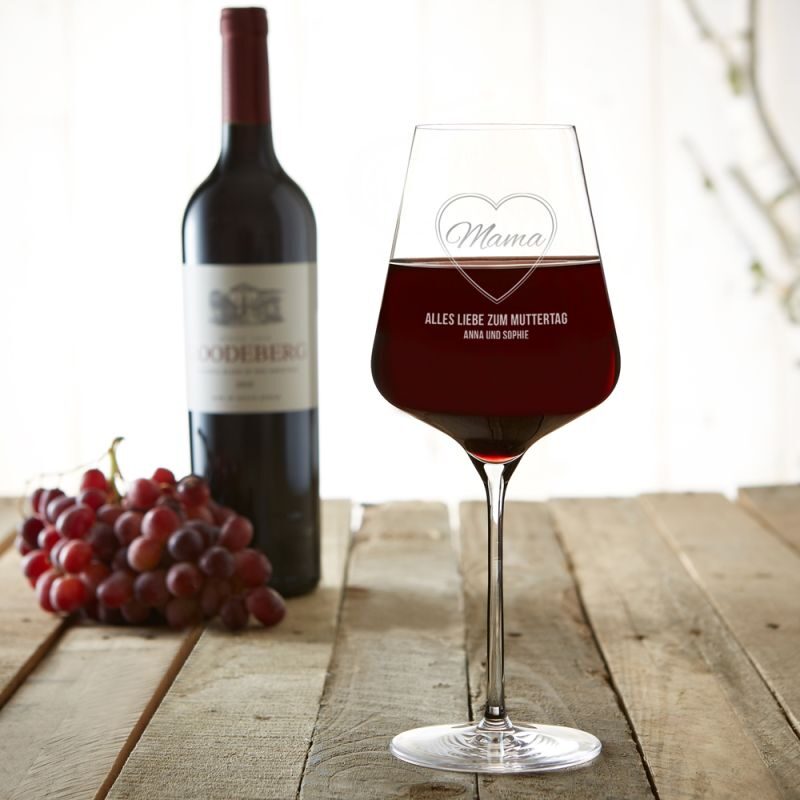 Bild von Weinglas mit Gravur Mama im Herz Rotweinglas | 🔮 Gravur nach Wunsch 🌟