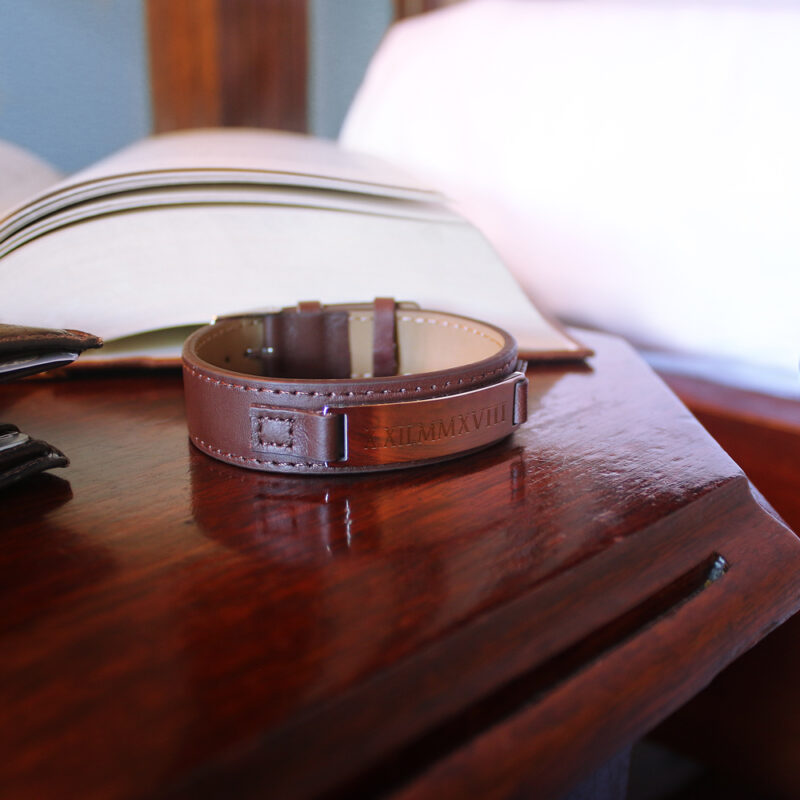 Bild von   braunes lederarmband mit gravujpg | 🌟 Gravur nach Wunsch 🪄