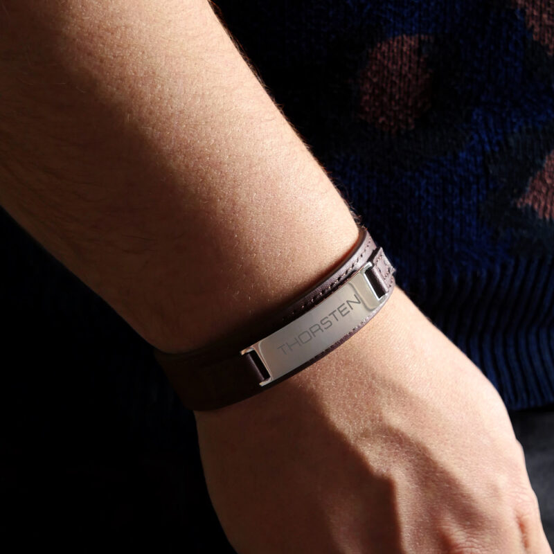 Bild von   braunes lederarmband mit gravujpg | 🌟 Gravur nach Wunsch 🪄