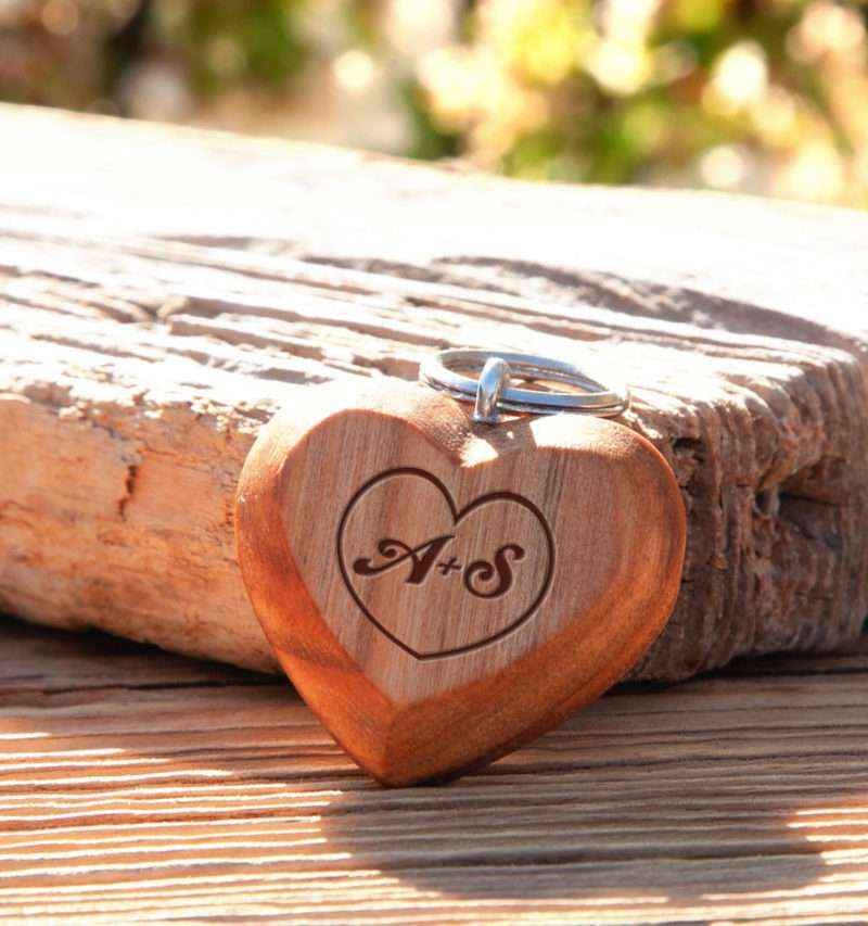 Bild von Schlüsselanhänger Holz Herzform flach Namensgravur Logogravur | 🔮 Gravur nach Wunsch 🌟