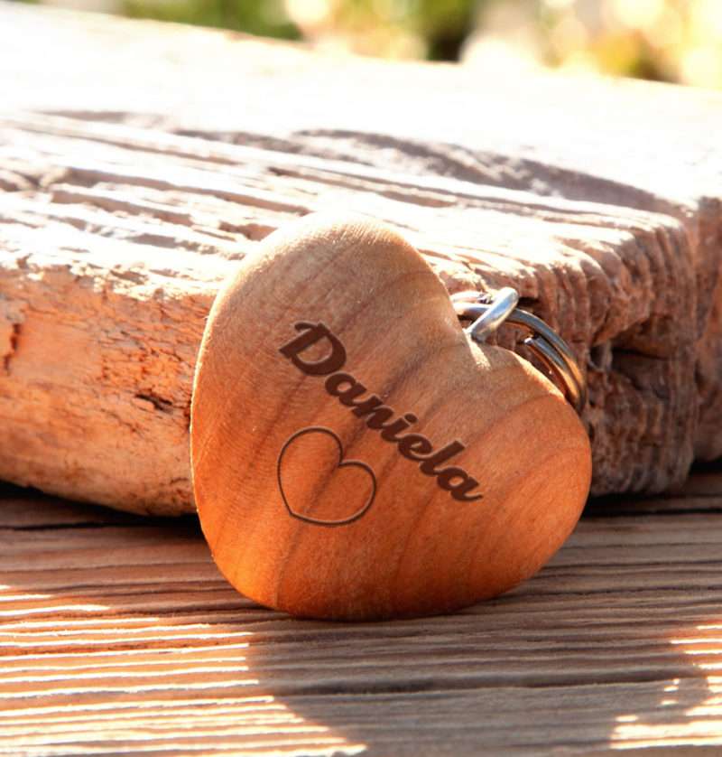 Bild von Schlüsselanhänger Holz Herzform rund Namensgravur Logogravur | 🔮 Gravur nach Wunsch 🌟
