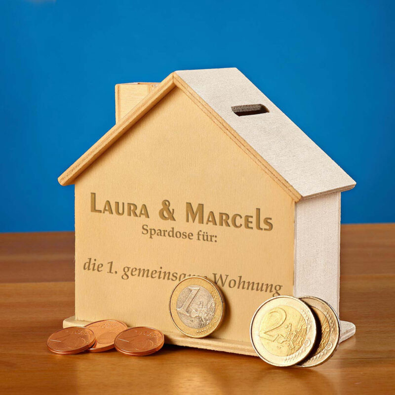 Bild von   holzspardose form haus mit grajpg | 🌟 Gravur nach Wunsch 🪄