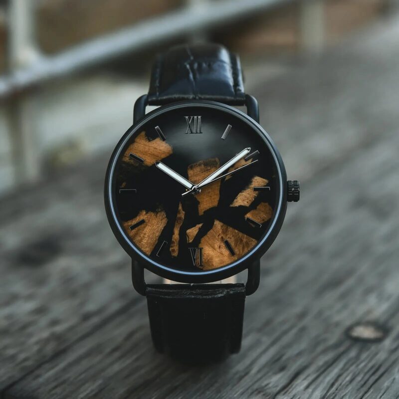 Bild von Armbanduhr Harz und Holz Schwarz mit schwarzem Lederarmband | 🔮 Gravur nach Wunsch 🌟