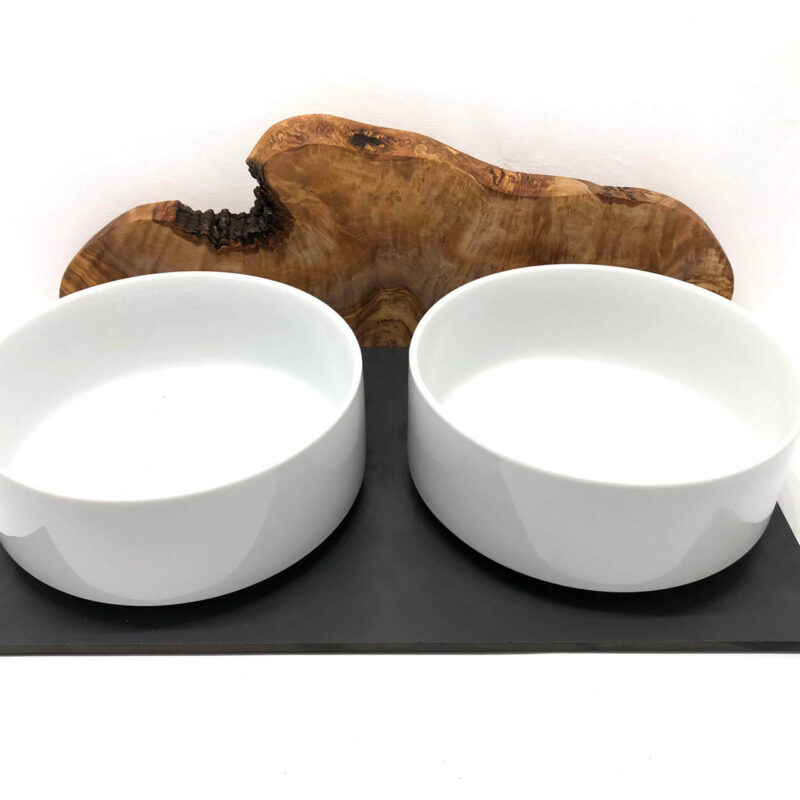 Futterstation mit Porzellanschalen und Spritzschutz aus Olivenholz - 1.5 L