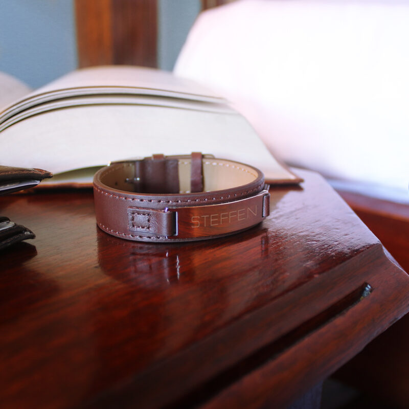 Bild von   braunes lederarmband mit gravujpg | 🌟 Gravur nach Wunsch 🪄