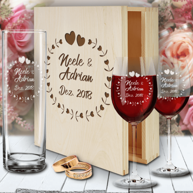 Bild von personalisierte Holzbox zur Hochzeit mit Rotweingläsern und Vase | 🔮 Gravur nach Wunsch 🌟