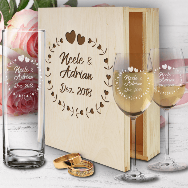 Bild von gravierte Weißweingläser in Holzkiste mit Vase Herzkreis | 🔮 Gravur nach Wunsch 🌟