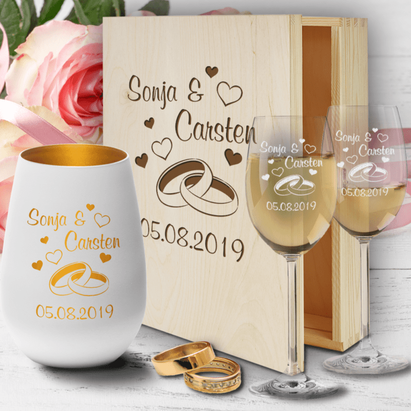 Bild von Holz Geschenkbox zur Hochzeit mit Weißweingläsern und Windlicht | 🔮 Gravur nach Wunsch 🌟