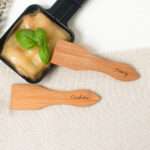 🖼️ 79755-1-raclette-schaber-kirsche-mit-i.jpg | 🌟 Gravur nach Wunsch 🪄 Bild von raclette schaber kirsche mit ijpg | 🌟 Gravur nach Wunsch 🪄