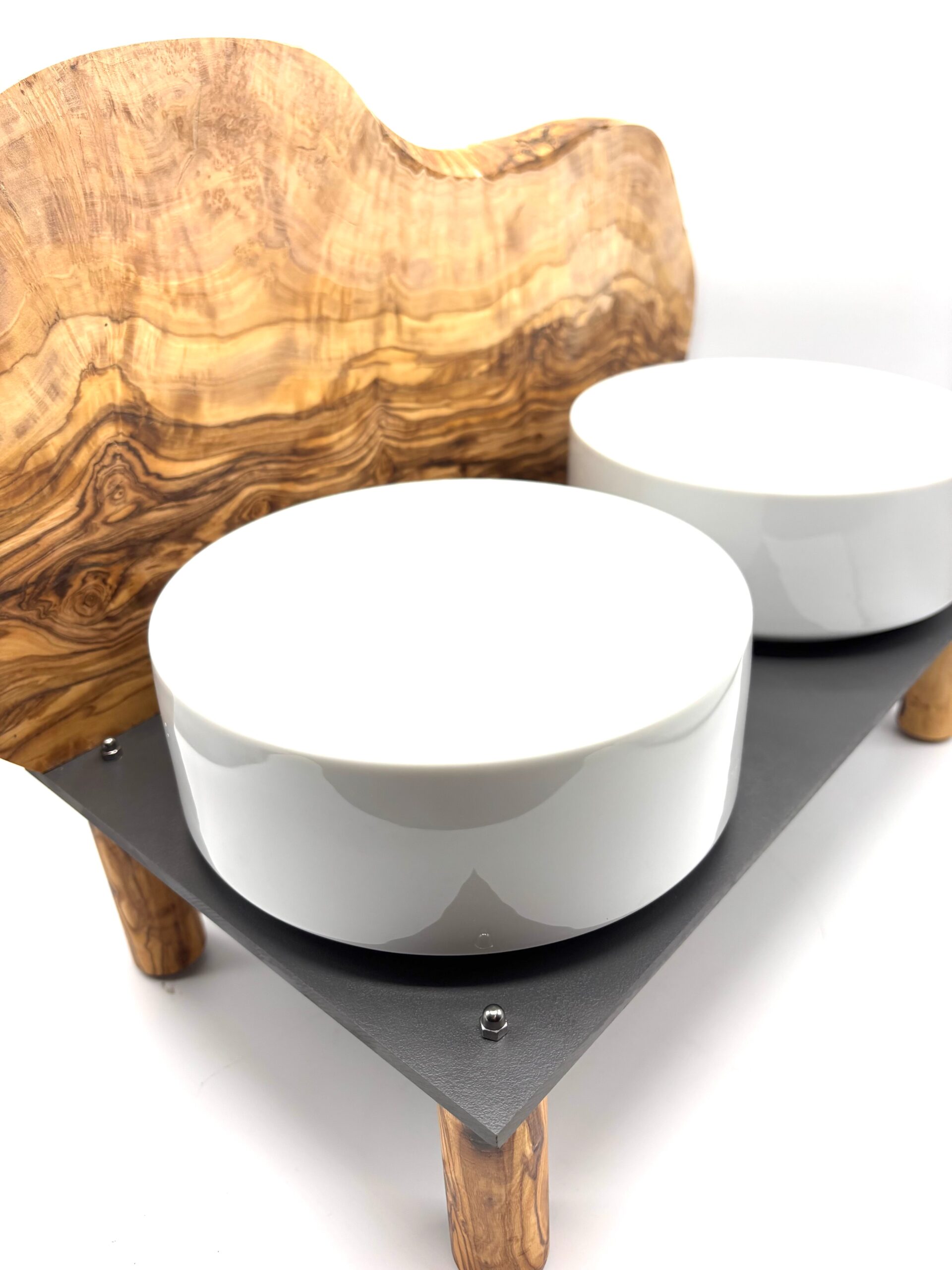 Futterstation "Mountain" runde Füße mit Porzellanschalen und Spritzschutz aus Olivenholz - 0.9 L erhöht um 12 cm