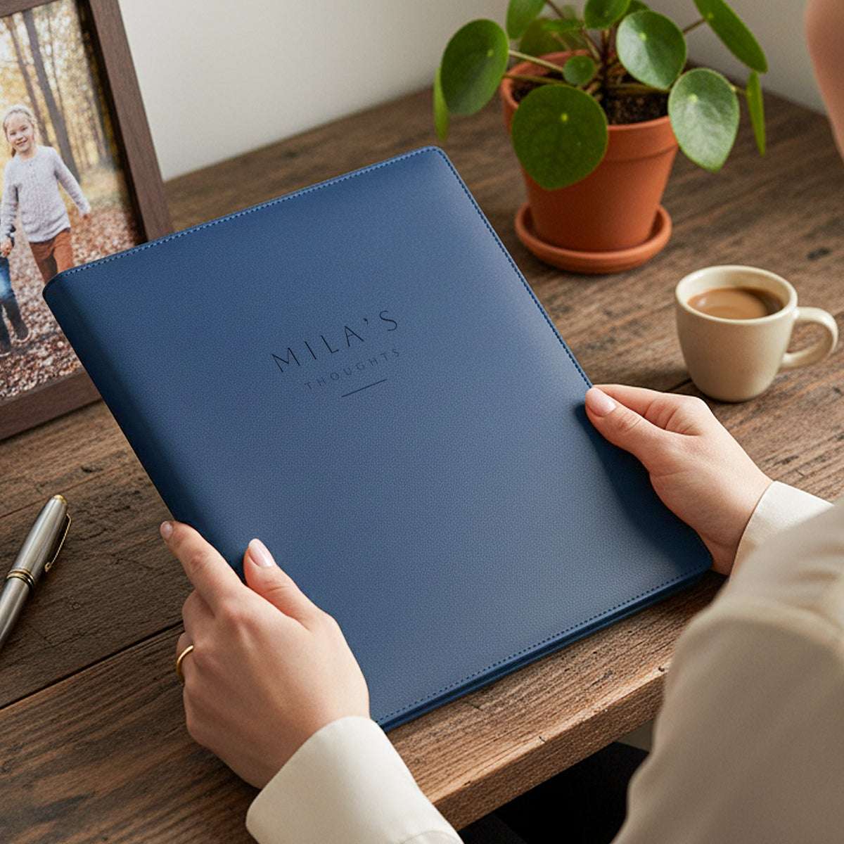 Notizblockhalter - Blau - Graviertes Leder