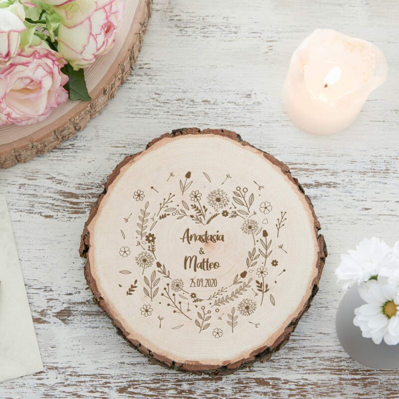 Baumscheibe mit Gravur - Blumenherz zur Hochzeit