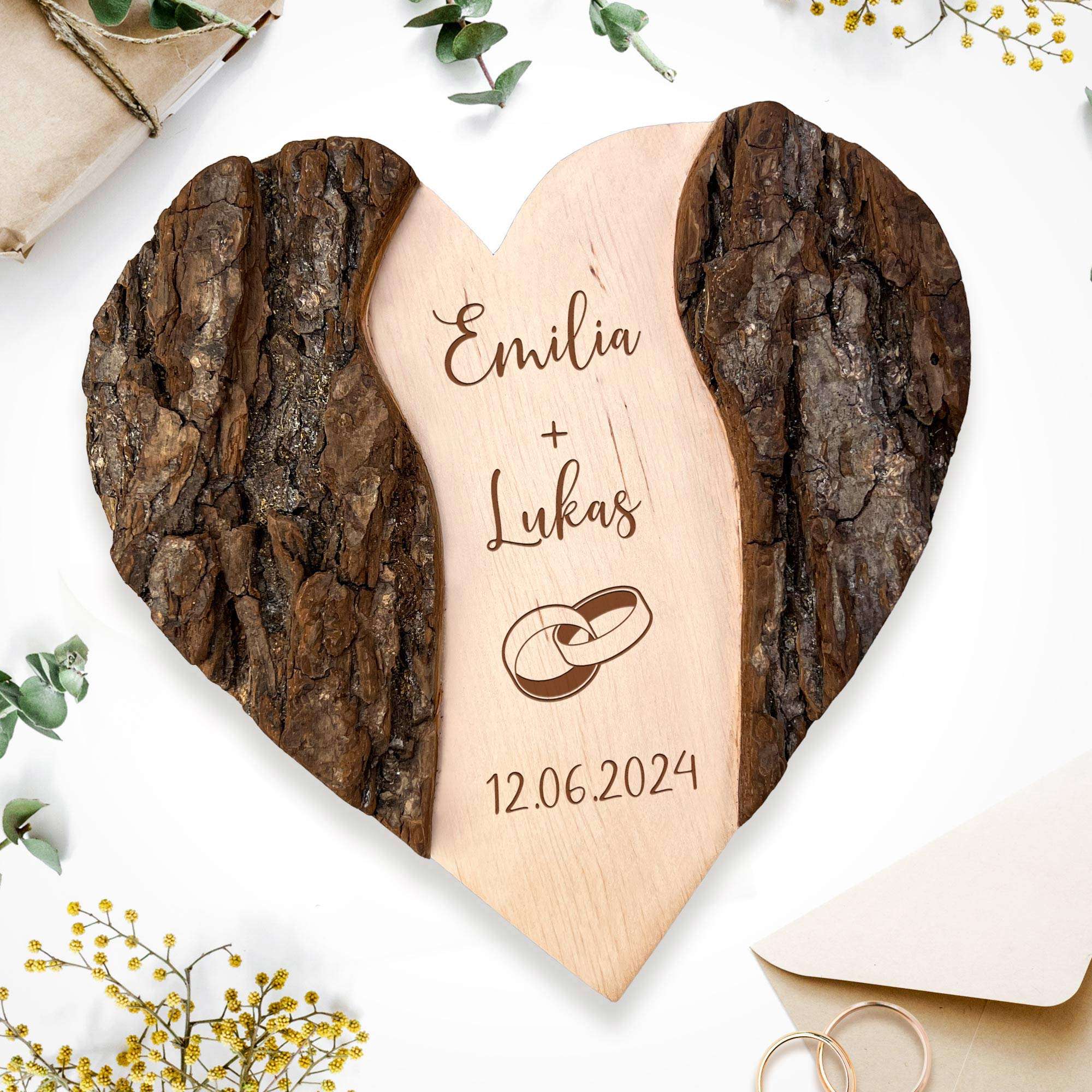 Holz Herz mit Gravur zur Hochzeit - Ringe