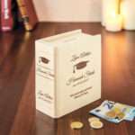 🖼️ 87267-1-spardose-buch-aus-holz-mit-gra.jpg | 🌟 Gravur nach Wunsch 🪄 Bild von spardose buch aus holz mit grajpg | 🌟 Gravur nach Wunsch 🪄