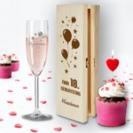 🖼️ 1203-1-geschenkbox-und-sektglas-von-l.png | 🌟 Gravur nach Wunsch 🪄 Bild von geschenkbox und sektglas von lpng | 🌟 Gravur nach Wunsch 🪄