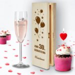 🖼️ 1205-1-geschenkbox-und-sektglas-von-l.png | 🌟 Gravur nach Wunsch 🪄 Bild von geschenkbox und sektglas von lpng | 🌟 Gravur nach Wunsch 🪄